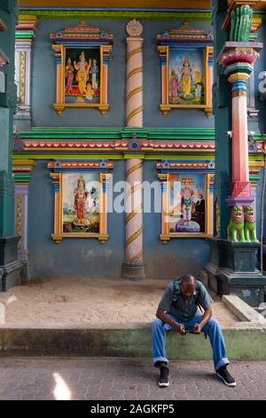 L'homme à l'aide de téléphone mobile à Manakula Vinayagar Temple, Pondichéry, Tamil Nadu, Inde Banque D'Images