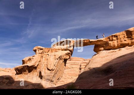 Wadi Rum, pont d'Um Frouth, pont en pierre naturelle par érosion, montagnes rocheuses, Jordanie, Moyen-Orient, Asie Banque D'Images