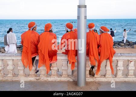 Vue arrière du groupe de musique de Cachemire assis sur de balustres, Puducherry, Pondicherry, Tamil Nadu, Inde Banque D'Images