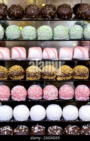 Pyramide de desserts colorés différents. Bonbons à la maison de vacances. Décoration comestible pour des événements ou des mariages Banque D'Images