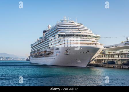 Savona, Italie - 1 décembre 2018 : Costa Diadema bateau de croisière dans la mer Ligure au port terminal croisières de Savona, Italie. Banque D'Images