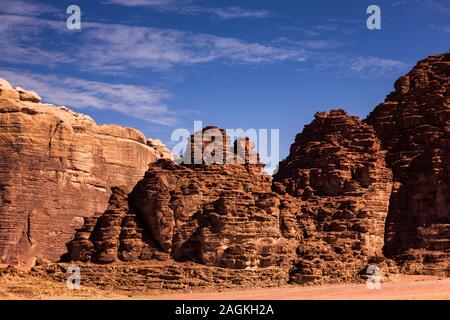 Wadi Rum, paysages de désert sablonneux, et vue sur les montagnes rocheuses érodées, Jordanie, Moyen-Orient, Asie Banque D'Images