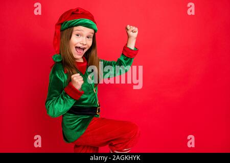 Portrait d'Elf dans l'extase bouchon vert chapeau à tête rouge longue hairstyle scream wow coucou soulever fists célébrer la nouvelle année partywear plus isolés de costumes Banque D'Images