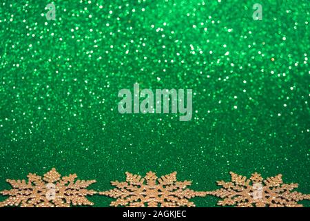 Defocused golden décorations de Noël sur fond vert à la ciboulette. Banque D'Images