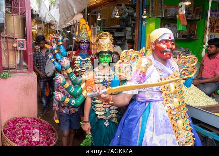 Habillés comme des divinités hindoues groupe marche à travers Goubert marché pendant la fête religieuse, Pondichéry, Tamil Nadu, Inde Banque D'Images