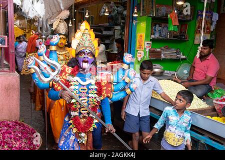 Habillés comme des divinités hindoues groupe marche à travers Goubert marché pendant la fête religieuse, Pondichéry, Tamil Nadu, Inde Banque D'Images