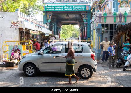 Prêtre hindou bénédiction d'une nouvelle voiture à l'extérieur Manakula Vinayagar Temple, Puducherry, Pondicherry, Tamil Nadu, Inde Banque D'Images