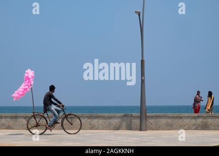 Vue latérale du vendeur candyfloss vélo sur la promenade maritime, Pondichéry, Tamil Nadu, Inde Banque D'Images