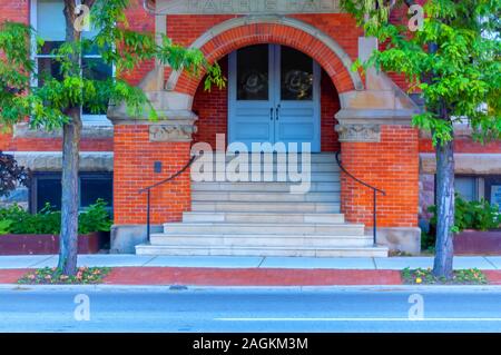 Un vol de calcaire et les étapes de l'entrée voûtée de l'Auditorium Hall Harris à Ann Arbor, Michigan. Banque D'Images