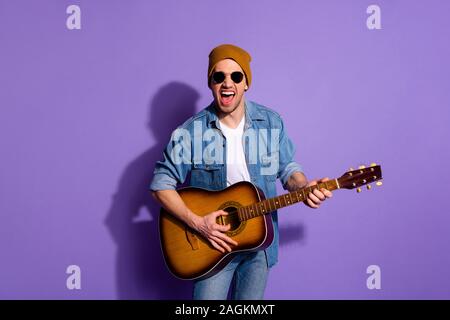 Photo de crier le chaume cheerful handsome attrayant casting musicien ombre sur mur derrière isolated over pourpre violet fond de couleur vive Banque D'Images
