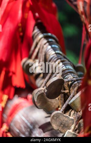 Zhangjiajie, Chine - Août 2019 : Des rubans rouges et des cadenas lié à des obstacles le long du chemin de montagne Tianzi dans pa national de Zhangjiajie Banque D'Images