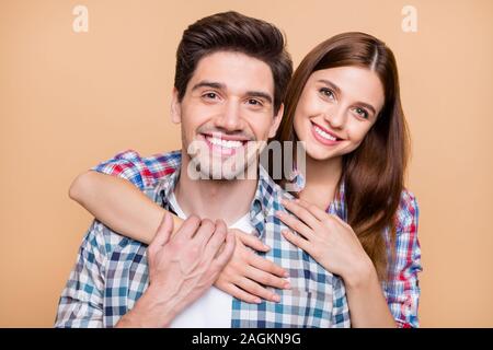 La photo en gros plan de cheerful couple positif de deux blancs smiling toothily s'aimer plus isolés de la société admirant affectueusement Banque D'Images