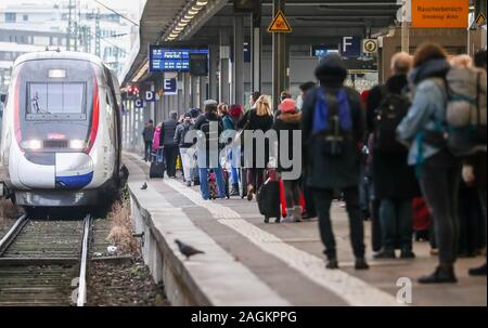 Stuttgart, Allemagne. 18Th Oct, 2019. Au début de la saison de vacances de Noël, les passagers attendent à la gare centrale de Stuttgart pour un TGV avec Paris comme destination. Credit : Christoph Schmidt/dpa/Alamy Live News Banque D'Images