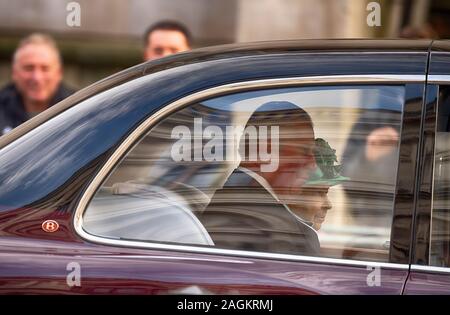 Whitehall, Londres, Royaume-Uni. 19 décembre 2019. La Reine accompagnée par le Prince Charles assiste à l'ouverture du Parlement de l'État de livrer le discours de la reine, qui se déplacent en voiture. Credit : Malcolm Park/Alamy. Banque D'Images