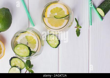 Infusé avec de l'eau de menthe, citron et cucucmber sur la table en bois blanc Banque D'Images