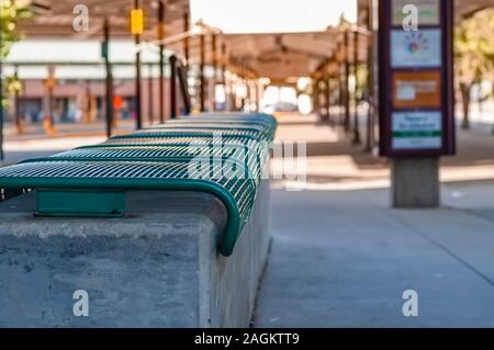 Un métal de couleur vert banc au marché de fermiers à Ann Arbor, Michigan. L'image a une profondeur de champ. Banque D'Images