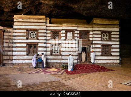 L'Éthiopie, région d'Amhara, Lalibela, Yemrehanna Kristos monastère, festival de l'Archange Gabriel, les pèlerins à l'extérieur de l'église troglodyte Banque D'Images