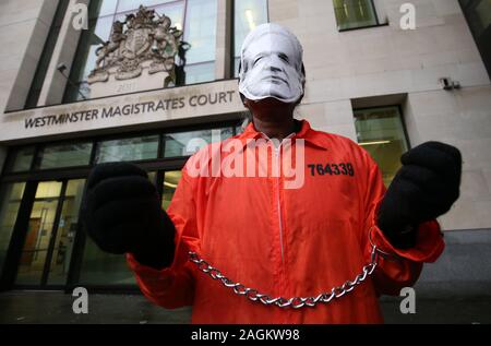 Un Julian Assange partisan à l'extérieur de Westminster Magistrates' Court de Londres où le fondateur de WikiLeaks est de témoigner dans le cadre d'une affaire criminelle liée à la surveillance à l'intérieur de l'ambassade d'Equateur où il a vécu pendant près de 7 ans. Banque D'Images