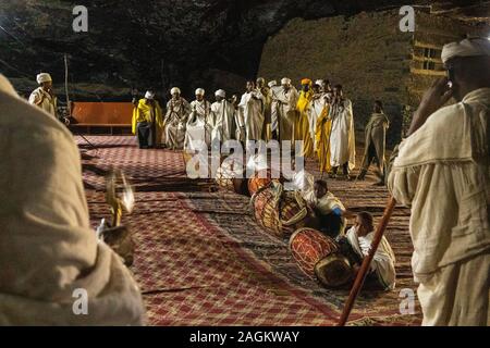 L'Éthiopie, région d'Amhara, Lalibela, Yemrehanna Kristos monastère, festival de l'Archange Gabriel, réunion de hauts prêtres et moines holding religiou Banque D'Images