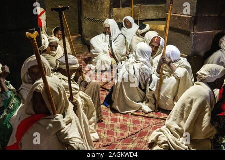L'Éthiopie, région d'Amhara, Lalibela, Yemrehanna Kristos monastère, festival de l'Archange Gabriel, les pèlerins étaient assises à l'intérieur de l'église troglodyte Banque D'Images