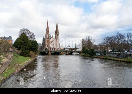 Strasbourg, Bas-Rhin / France - 14. Décembre, 2019 : vue de l'église de Saint Paul de Strasbourg lors d'une fraîche journée d'hiver Banque D'Images