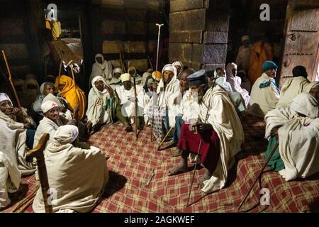 L'Éthiopie, région d'Amhara, Lalibela, Yemrehanna Kristos monastère, festival de l'Archange Gabriel, les pèlerins étaient assises à l'intérieur de l'église troglodyte Banque D'Images
