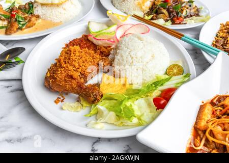 Penyet Ayam est une cuisine de l'Est javanais indonésien - composé de poulet frit, c'est écrasé au pilon Mortier contre pour l'assouplir, servi Banque D'Images