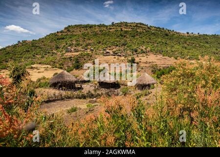 L'Éthiopie, région d'Amhara, Lalibela, Bilbala circulaires traditionnels, dans les petites maisons de chaume village agricole Banque D'Images