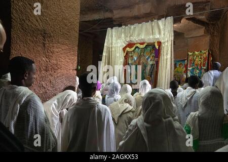 L'Éthiopie, région d'Amhara, Lalibela, Bet Gabriel Rafael, fidèles au cours fête de la Saint Gabriel. Banque D'Images