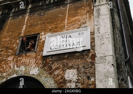 Rome, Italie - le 14 décembre 2019:célèbre coronari street sign de rome vieux centre-ville en période de Noël, les points de repère Banque D'Images