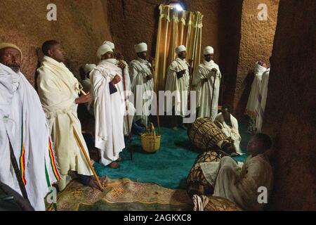 L'Éthiopie, région d'Amhara, Lalibela, Bet Gabriel Rafael, prêtres au cours de festival de Saint Gabriel. Banque D'Images