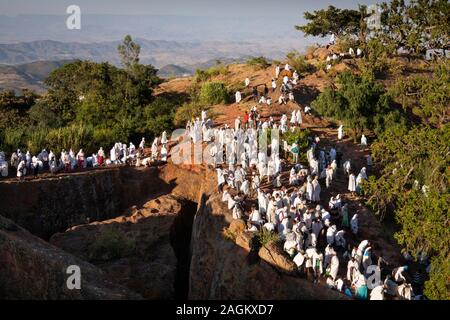 L'Éthiopie, région d'Amhara, Lalibela, Bet Gabriel Rafael, fidèles à l'extérieur de l'église pendant festival de Saint Gabriel Banque D'Images