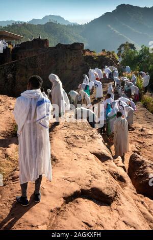 L'Éthiopie, région d'Amhara, Lalibela, Bet Gabriel Rafael, fidèles à l'extérieur de l'église pendant festival de Saint Gabriel Banque D'Images