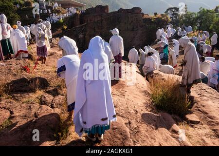 L'Éthiopie, région d'Amhara, Lalibela, Bet Gabriel Rafael, fidèles à l'extérieur de l'église pendant festival de Saint Gabriel Banque D'Images