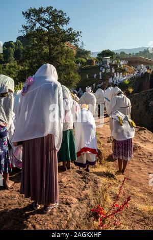 L'Éthiopie, région d'Amhara, Lalibela, Bet Gabriel Rafael, fidèles à l'extérieur de l'église pendant festival de Saint Gabriel Banque D'Images