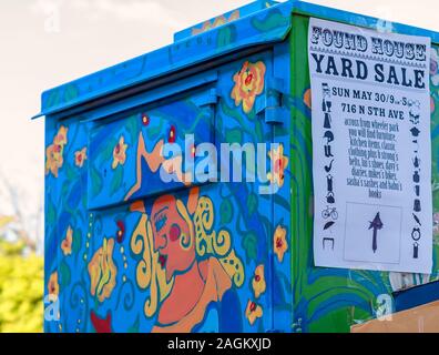 Un gros plan d'un yard sale sign apposée sur une fresque ornée piscine utilitaire/boîte électrique à Ann Arbor, Michigan. Banque D'Images