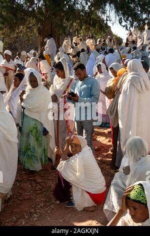 L'Éthiopie, région d'Amhara, Lalibela, Bet Gabriel Rafael, fidèles à l'extérieur de l'église pendant festival de Saint Gabriel Banque D'Images
