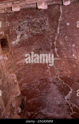 L'Éthiopie, région d'Amhara, Lalibela, Emanuel Pari intérieur de l'église grande fissure causée par l'abandon des restaurateurs toit de protection. Banque D'Images