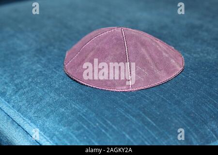Coiffures de Kippah juif brodées avec une étoile de David à gauche sur une chaise Banque D'Images
