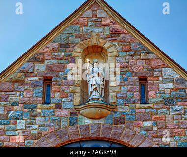 Une statue de saint Thomas l'Apôtre donnant sur l'entrée de l'Église catholique au 530, rue Elizabeth Ann Arbor, Michigan. Banque D'Images