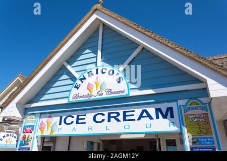 Enrico's Ice Cream Parlour, promenade sur la plage de Woolacombe Sands, Woolacombe, Devon, Angleterre, Royaume-Uni Banque D'Images