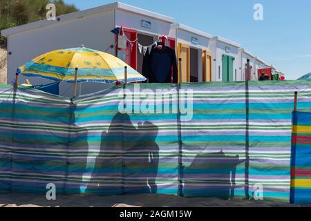 Cabines de plage avec coupe-vent, Woolacombe Sands, Woolacombe, Devon, Angleterre, Royaume-Uni Banque D'Images