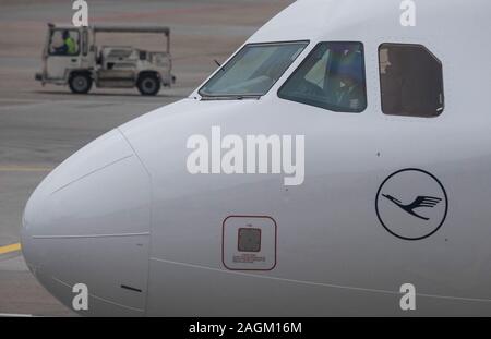 20 décembre 2019, Hessen, Frankfurt/Main : Lufthansa avion de passagers sont en attente à l'enregistrement au Terminal 1. Dans les prochains jours, les exploitants des aéroports s'attendre à une augmentation du nombre de passagers. Photo : Boris Roessler/dpa Banque D'Images