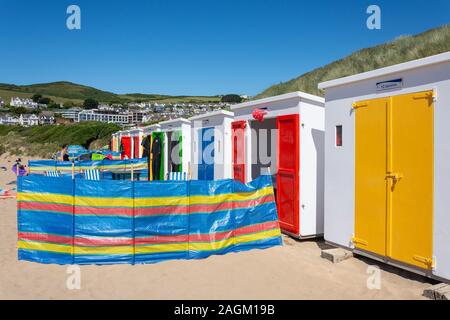 Cabines de plage avec coupe-vent, Woolacombe Sands plage plages ville côtière de la côte centre balnéaire villes locales central North Devon UK Angleterre Royaume-Uni Banque D'Images