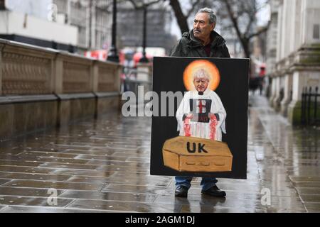 Artiste politique Kaya Mar en dehors de Downing Street, Londres, le jour où le gouvernement a publié une version révisée de son projet de loi sur l'accord de retrait (WAB) pour s'assurer qu'il peut prendre le Royaume-uni hors de l'UE le 31 janvier. Banque D'Images