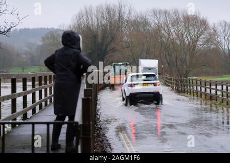 Lacock, Wiltshire, Royaume-Uni. 20 décembre 2019. La rivière Avon à Lacock, a éclaté ses rives et inondé la route qui sort du village. La route est praticable avec prudence. Évaluer la situation locale. Crédit : Mr Standfast/Alamy Live News Banque D'Images