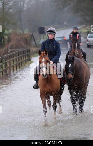 Lacock, Wiltshire, Royaume-Uni. 20 décembre 2019. La rivière Avon à Lacock, a éclaté ses rives et inondé la route qui sort du village. La route est praticable avec précaution, les cavaliers s'en toute sécurité hors de l'eau. Crédit : Mr Standfast/Alamy Live News Banque D'Images