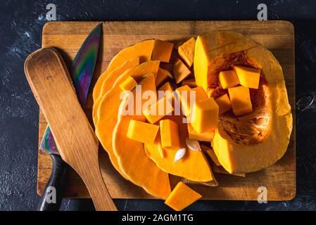 Graines de citrouille en bonne santé avec les couper en rondelles et en cubes pour la cuisson et l'alimentation. De délicieux plats végétariens. Beaucoup de vitamines et de substances. Banque D'Images