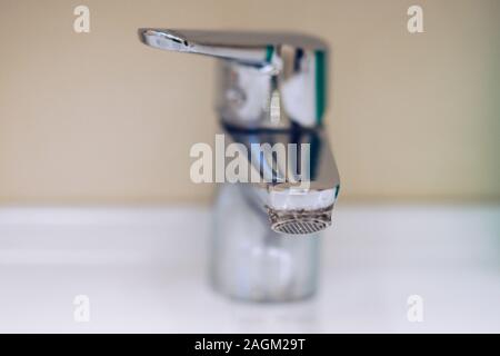 Chrome robinet de la salle de bain libre, selective focus. Banque D'Images