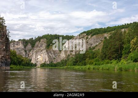 Vue du mur de falaises abruptes le long d'une rivière de montagne avec de nombreux pins grimpant. concept d'actif, l'éco tourisme et photo Banque D'Images